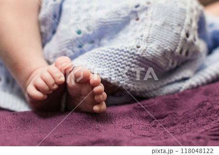 Handles and legs of the newborn baby 118048122