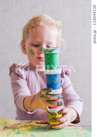 Female toddler drawing at table 118048130