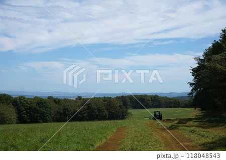 北海道の夏の風景　牧草作業 118048543