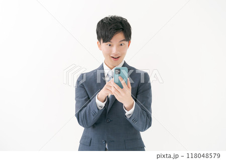 スマホを見る笑顔のビジネスパーソン スマホを見る笑顔のビジネスパーソン 118048579