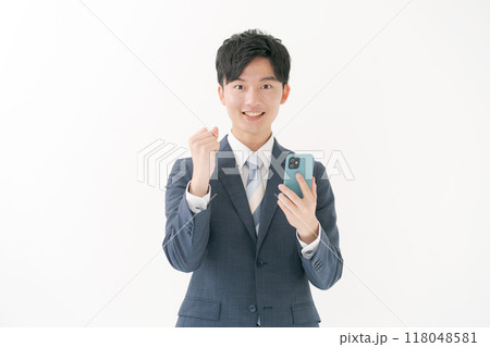 スマホを見る笑顔のビジネスパーソン スマホを見る笑顔のビジネスパーソン 118048581