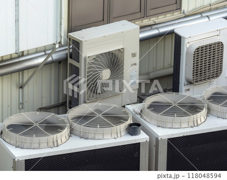工場に並ぶ業務用エアコンの室外機 工場に並ぶ業務用エアコンの室外機 118048594
