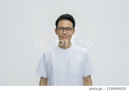 白衣を着たカメラ目線で笑顔の30代の男性　医療従事者イメージ　 118048620