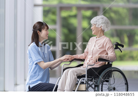 シニア女性と介護スタッフ 118048655