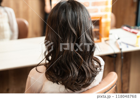 パーマの後ろ姿の女性 パーマの後ろ姿の女性 118048768