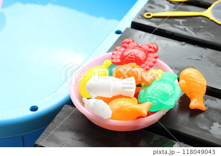 カラフルな水遊びのおもちゃの画像 118049043