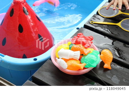 カラフルな水遊びのおもちゃの画像 カラフルな水遊びのおもちゃの画像 118049045