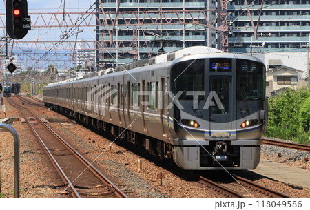 塚本駅を通過する225系快速 118049586