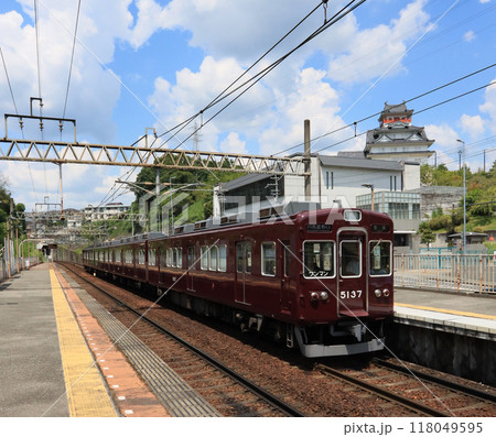 能勢電鉄一の鳥居駅に停車する5100系電車 118049595