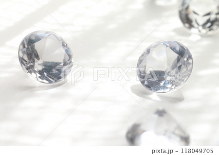 透明なアクリル宝石のキラキラしたイメージ素材 透明なアクリル宝石のキラキラしたイメージ素材 118049705