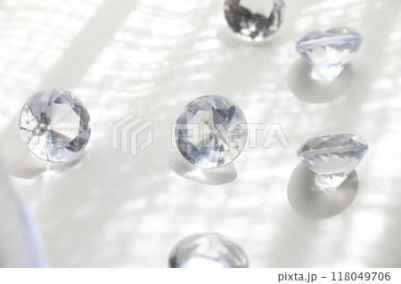 透明なアクリル宝石のキラキラしたイメージ素材 118049706