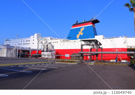 宮崎港に停泊中の宮崎カーフェリー 118049740