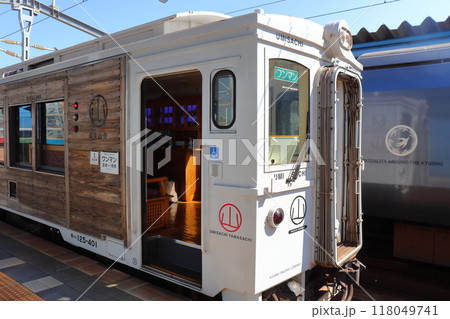 側面に木材が使われた宮崎駅に停車中の日南線観光特急「海幸山幸」 118049741