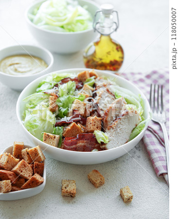 A bowl  of  Caesar salad 118050007