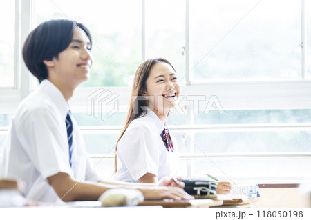 授業　教室　男女　高校　中学校　笑顔 118050198