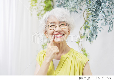 口を指差すシニア女性 口を指差すシニア女性 118050295