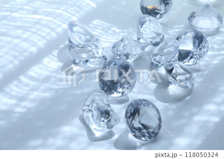 透明なアクリル宝石のキラキラしたイメージ素材 118050324