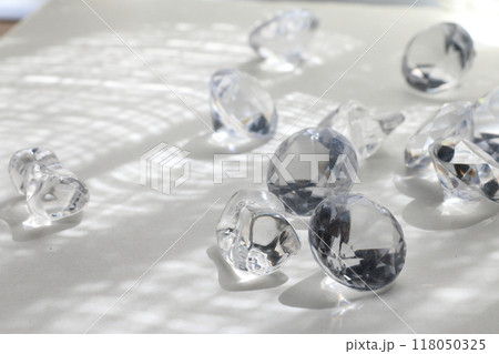 透明なアクリル宝石のキラキラしたイメージ素材 118050325