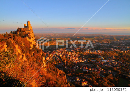 イタリアに囲まれたサンマリノ共和国の世界遺産ティターノ山 朝陽を受けて赤く染まるロッカグアイタ城砦 イタリアに囲まれたサンマリノ共和国の世界遺産ティターノ山 朝陽を受けて赤く染まるロッカグアイタ城砦 118050572