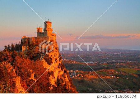 イタリアに囲まれたサンマリノ共和国の世界遺産ティターノ山　朝陽を受けて赤く染まるロッカグアイタ城砦 118050574