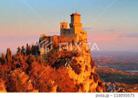 イタリアに囲まれたサンマリノ共和国の世界遺産ティターノ山　朝陽を受けて赤く染まるロッカグアイタ城砦 118050575