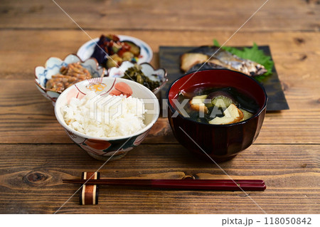 一汁三菜 サワラの味噌漬け、辛子高菜、納豆、ナスの和え物 118050842
