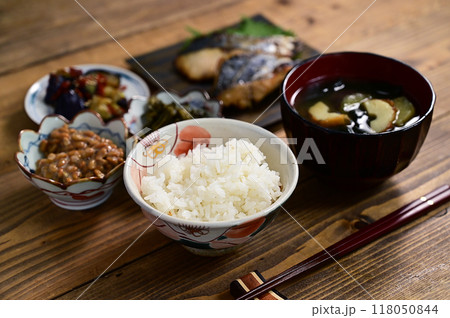 一汁三菜 サワラの味噌漬け、辛子高菜、納豆、ナスの和え物 一汁三菜 サワラの味噌漬け、辛子高菜、納豆、ナスの和え物 118050844