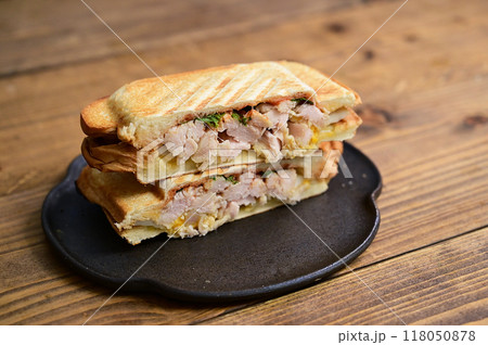 鶏ハムのホットサンド 118050878