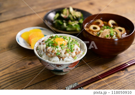 一汁一菜　納豆ご飯とみそ汁、きゅうりの酢の物 118050910