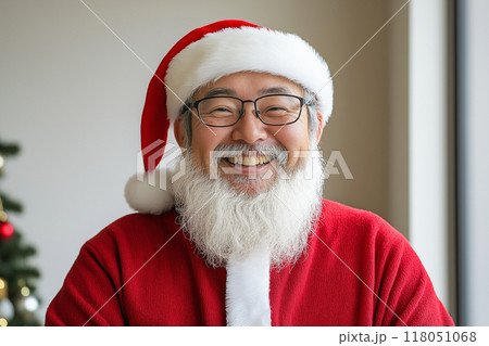 サンタクロースの衣装を着たパパ 118051068