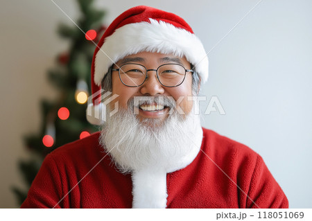サンタクロースの衣装を着たパパ 118051069