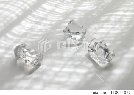 爽やかな雰囲気のアクリル氷の素材画像 118051077