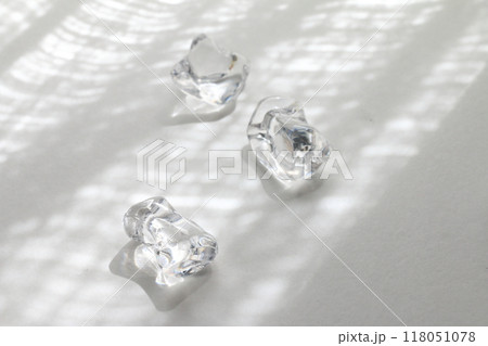 爽やかな雰囲気のアクリル氷の素材画像 118051078