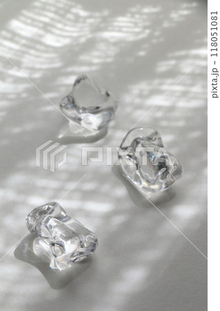 爽やかな雰囲気のアクリル氷の素材画像 爽やかな雰囲気のアクリル氷の素材画像 118051081