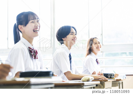 授業　教室　男女　高校　中学校　笑顔 118051093