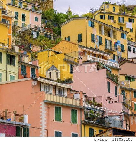 イタリア・チンクエテッレ　断崖に立ち並ぶリオマッジョーレの家々 / Riomaggiore 118051106