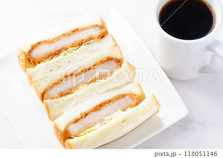 やわらかくてジューシー、カツの旨味たっぷりのヒレカツサンドと、淹れたてでフレッシュなコーヒー 118051146