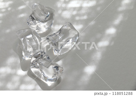爽やかな雰囲気のアクリル氷の素材画像 118051288