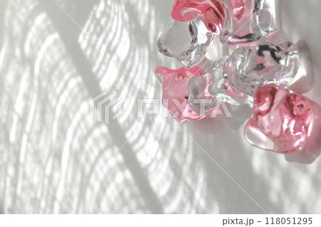 透明なアクリル宝石のキラキラしたイメージ素材 118051295