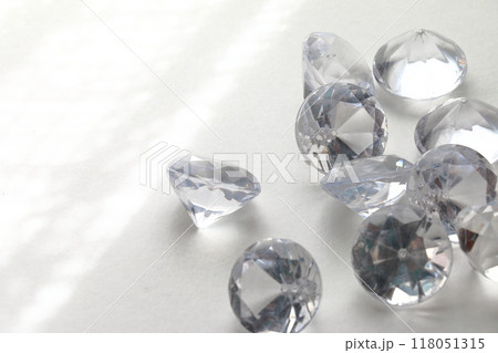 透明なアクリル宝石のキラキラしたイメージ素材 透明なアクリル宝石のキラキラしたイメージ素材 118051315