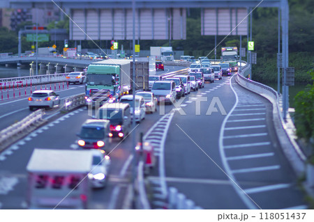 ミニチュア風・日没前の首都高速都心環状線 118051437