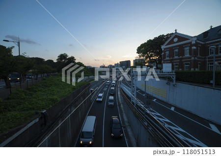 日没前の千鳥ヶ淵周辺の首都高速都心環状線 118051513