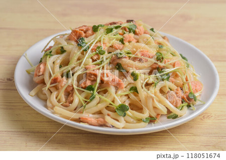 鮭と貝割れ大根の汁なしうどん 118051674