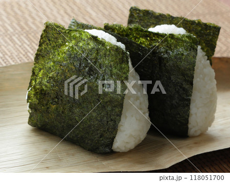 シンプルな海苔のついた塩の三角おにぎり2個 シンプルな海苔のついた塩の三角おにぎり2個 118051700
