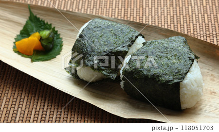 海苔つきの塩むすび2個と漬物 竹皮入りのおにぎりレジャー弁当 118051703