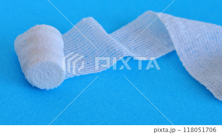 医療の衛生材料 包帯の青背景イメージ 医療の衛生材料 包帯の青背景イメージ 118051706