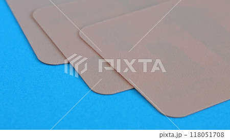 筋肉痛や腰痛などの痛みの治療に使われる外用の湿布薬のイメージ青 筋肉痛や腰痛などの痛みの治療に使われる外用の湿布薬のイメージ青 118051708