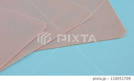 経皮吸収型の外用湿布薬のイメージ背景 水色 118051709