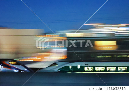 街の明かりをバックに走る復刻カラーE2系緑の新幹線 118052213