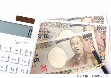 福沢諭吉の肖像の一万円紙幣と電卓 118052520